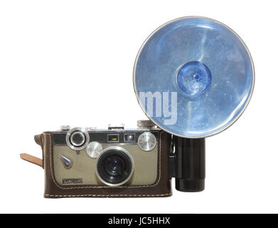 1958-1966 Un Argus C-3-matic 35mm appareil photo avec un flash bleu Sylvania ampoule réflecteur-et la conception de l'appareil photo est attribuée à Gustave Fassin. Banque D'Images