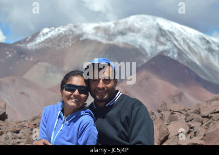 Heureux couple bénéficiant d'air pur dans les hauteurs enneigées de l'Acay, Salta, Argentine Banque D'Images