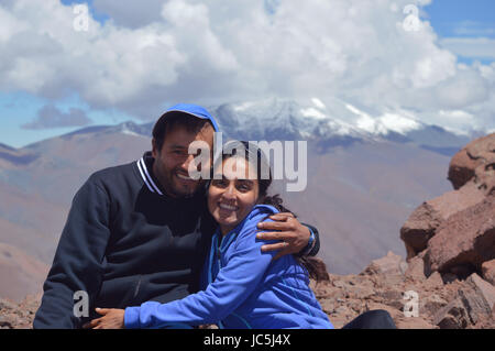 Heureux couple bénéficiant d'air pur dans les hauteurs enneigées de l'Acay, Salta, Argentine Banque D'Images