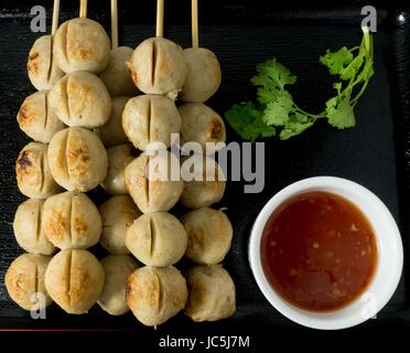 La nourriture et la cuisine, Boulettes de viande délicieux grillés sur une brochette en bois servi avec sauce épicée et coriandre verte. Banque D'Images