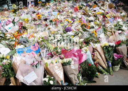 Tributs floraux & messages placés en mémoire de ceux qui ont été tués ou blessés par les attaques terroristes sur London Bridge et Borough Market, London. Banque D'Images