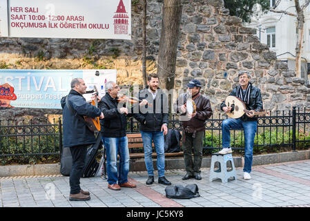 Istanbul, Turquie - 01 novembre 2016 : groupe de musiciens jouant sur la rue près de la tour de Galata Banque D'Images