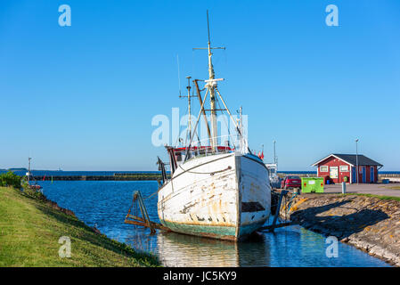 Gronhogen Oland, Sweden - 28 mai 2017 : l'environnement documentaire. Bateau de pêche à mi-chemin d'une rampe de lancement à marina pour les réparations ou l'entretien. Banque D'Images