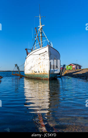 Gronhogen Oland, Sweden - 28 mai 2017 : l'environnement documentaire. Bateau de pêche à mi-chemin d'une rampe de lancement à marina pour les réparations ou l'entretien. Banque D'Images