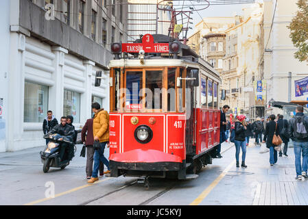 Istanbul, Turquie - 01 novembre, 2016 : Ancien Tramway rouge sur la rue Istiklal Taksim Banque D'Images