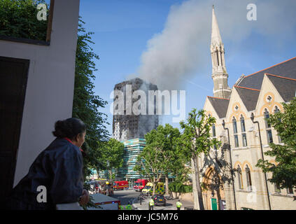 La fumée s'élève d'un incendie qui a englouti les 27 étages de la tour de Grenfell, dans l'ouest de Londres. Banque D'Images