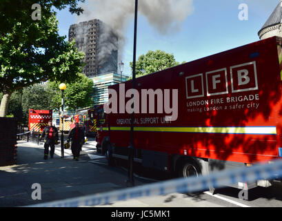 La fumée s'élève d'un incendie qui a englouti les 24 étages de la tour de Grenfell, dans l'ouest de Londres. Banque D'Images