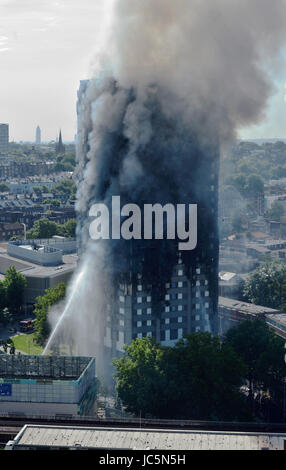 La fumée s'élève d'un incendie qui a englouti les 24 étages de la tour de Grenfell, dans l'ouest de Londres. Banque D'Images