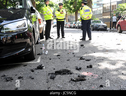 Des débris sur le sol d'un incendie qui a ravagé les 24 étages de la tour de Grenfell, dans l'ouest de Londres. Banque D'Images