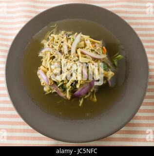 La cuisine thaï et de l'alimentation, les pousses de bambou traditionnel Thaï Salade épicée dans une assiette. Banque D'Images