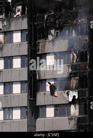 Chutes de débris d'un incendie qui a englouti les 24 étages de la tour de Grenfell, dans l'ouest de Londres. Banque D'Images