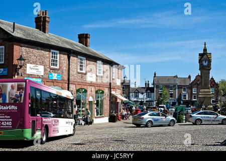 Station de taxi de bus local et magasins sur la place du marché au printemps Thirsk North Yorkshire Angleterre Royaume-Uni GB Grande-Bretagne Banque D'Images