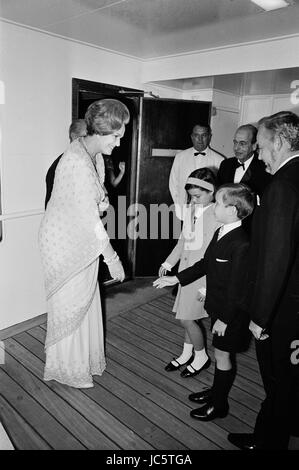 La Famille princière monégasque assister à une soirée organisée par la Bégum Aga Khan Parveen Om (Yvette Labrousse) : La Princesse Caroline de Monaco et le Prince Albert de Monaco saluant la Begum Aga Khan Parveen Om. c.1965 Photo Michael Holtz Banque D'Images