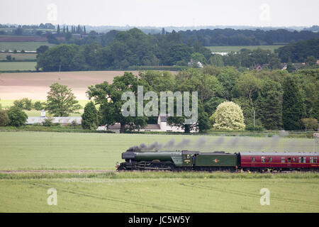 L'emblématique restauré Flying Scotsman train roulant à travers la campagne du Warwickshire Nord Banque D'Images