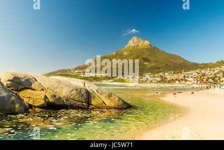 CAMPS BAY, AFRIQUE DU SUD - 5 octobre 2015 : personnes non identifiées sur la plage de Camps Bay à Cape Town, Afrique du Sud, avec vue sur Signal Hill. Banque D'Images