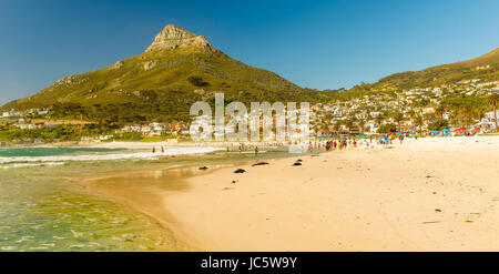 CAMPS BAY, AFRIQUE DU SUD - 5 octobre 2015 : personnes non identifiées sur la plage de Camps Bay à Cape Town, Afrique du Sud, avec tête de lion peak derrière. Banque D'Images