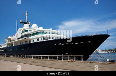 KAOHSIUNG, TAIWAN -- 7 juin : les 113 mètres de long yacht de luxe Le Grand Bleu, l'un des plus grands yachts privés du monde, fait un appel de port Banque D'Images