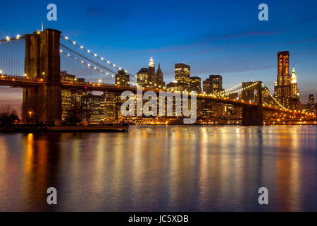 Crépuscule sur New York et l'East River vue de Brooklyn, New York, USA Banque D'Images