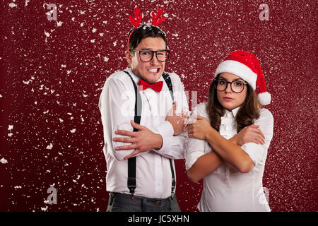 Drôle de couple shaking par temps froid dans le temps de Noël Banque D'Images