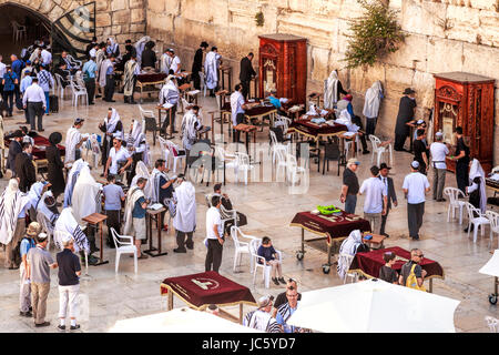 Les gens priant au Mur des Lamentations, à la place du Mur occidental dans le quartier juif de la vieille ville, Jérusalem, Israël, Moyen Orient. Banque D'Images