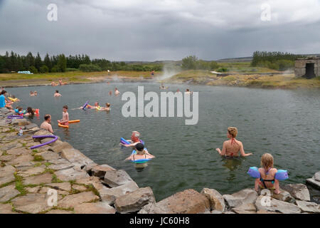 Vue sur le Secret Lagoon. L'Islande est plus vieille piscine, Islande, montrant la vapeur de hot springs Banque D'Images