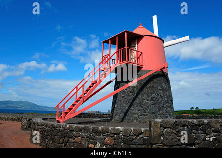 Le Moinho do Frade e|Windmuehle viticole, Verdelho, Pico, Açores, Portugal / zone de culture Verdelho, UNESCO world heritage, moulin, Moinh Banque D'Images