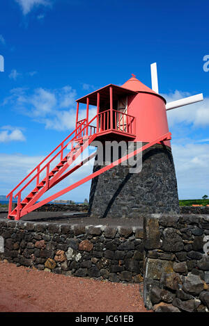 Le Moinho do Frade e|Windmuehle viticole, Verdelho, Pico, Açores, Portugal / zone de culture Verdelho, UNESCO world heritage, moulin, Moinh Banque D'Images