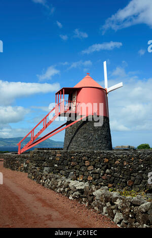 Le Moinho do Frade e|Windmuehle viticole, Verdelho, Pico, Açores, Portugal / zone de culture Verdelho, UNESCO world heritage, moulin, Moinh Banque D'Images