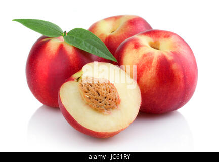 Trois pêche mûre (nectarine) avec des tranches de fruits isolated on white Banque D'Images