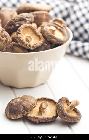 Les champignons shiitake séchés sur table de cuisine Banque D'Images