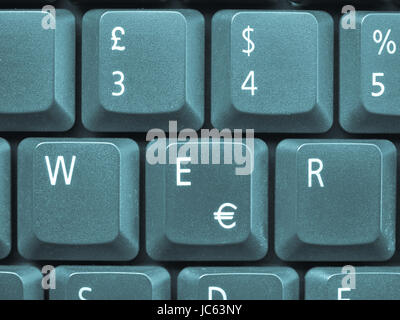 Détail des touches sur un clavier d'ordinateur - cool cyanotype Banque D'Images