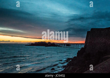 Birnbeck Pier à Weston-super-Mare dans le Somerset au coucher du soleil Banque D'Images