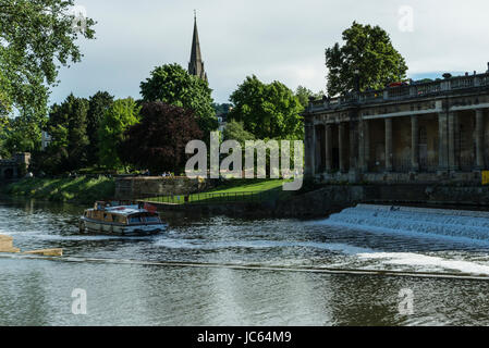 Un bateau sur la rivière Avon ci-dessous Pulteney Weir, Baignoire Banque D'Images