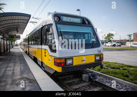 Train de banlieue qui traversent le centre du quartier des affaires, à Dallas au Texas. Banque D'Images