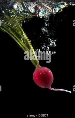 Radis rouge dans l'air des bulles sous l'eau,water splash Banque D'Images