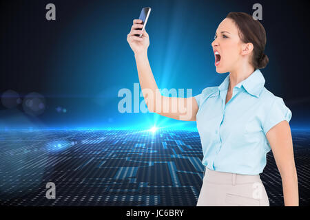 Image composite de angry classy businesswoman yelling at her smartphone Banque D'Images