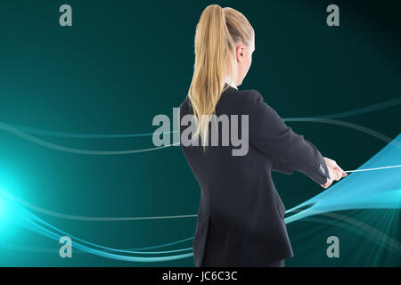 Image composite de blond businesswoman pulling une chaîne Banque D'Images