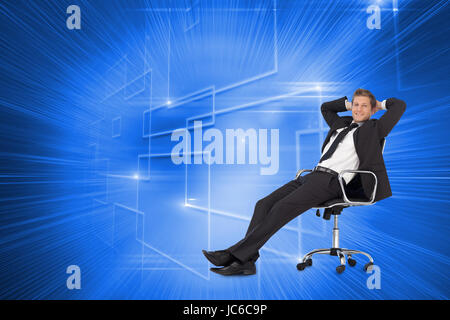 Composite image businesssman dans assis sur une chaise de bureau Banque D'Images