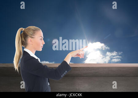 Image composite de blond businesswoman pointing Banque D'Images