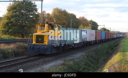 Locotracteur Tractie Blerick avec 502 conteneurs ISO, Wagon Train Station Blerick, Venlo, Pays-Bas Banque D'Images