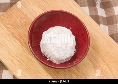 Dessert traditionnel japonais, fraise, Ichigo Daifuku Mochi ou gâteau de riz japonais fait à partir de riz gluant rempli de pâte de haricots rouges sur des tra Banque D'Images