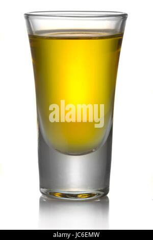 Transparent Gold tequila shot isolé sur fond blanc Banque D'Images