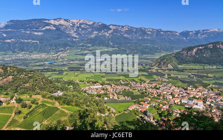 Sommaire des Vallée de l'Adige avec Ora village on foreground Banque D'Images