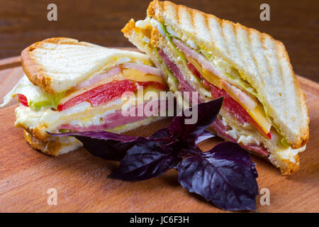 Des club sandwiches faits avec la Turquie, bacon, jambon, tomates, fromage, laitue et garni de tomates. Banque D'Images