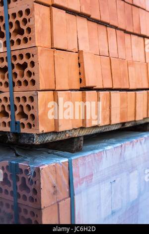 Des piles de briques de silicate sur des palettes en bois et dans le polyéthylène Banque D'Images