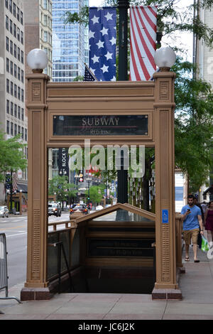 CHICAGO - Mai 29 : Entrée de la ligne rouge à Chicago est affiché le 29 mai 2016. Le système "L" de Chicago est le deuxième poste de système de transport en commun ferroviaire Banque D'Images