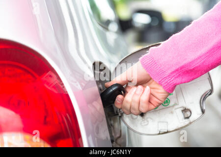 Libre d'une part l'ouverture du réservoir de carburant d'une automobile avec une clé. Banque D'Images