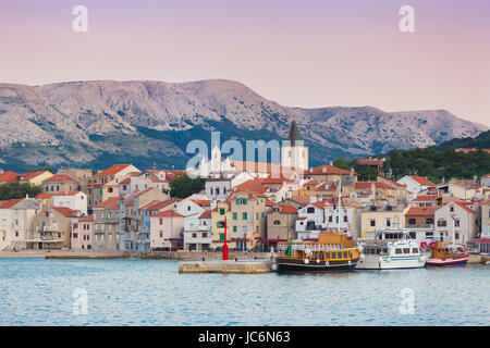 Vue panoramique de la ville de Baska, destination touristique populaire sur l'île de Krk Croatie Europe. Banque D'Images