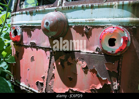 Feux arrière Busted sur peeling extérieur de la rue abandonnée ou tramway. Banque D'Images