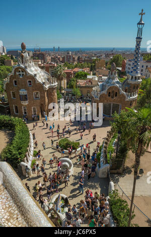 Architecture historique au parc Guell avec cityscape de Barcelone et la mer Méditerranée en arrière-plan. Banque D'Images